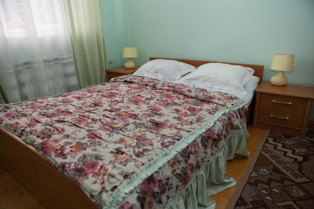 Ялинка Готель Vyshkiv Ngoại thất bức ảnh