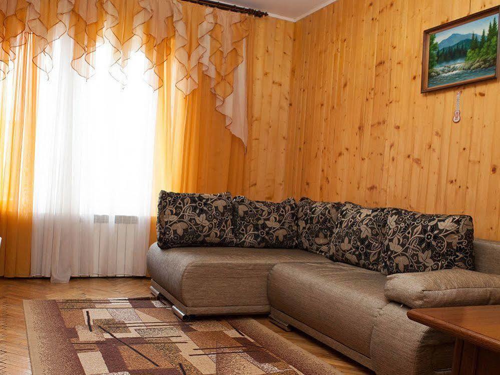 Ялинка Готель Vyshkiv Ngoại thất bức ảnh