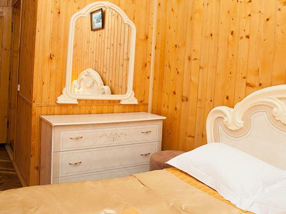 Ялинка Готель Vyshkiv Ngoại thất bức ảnh